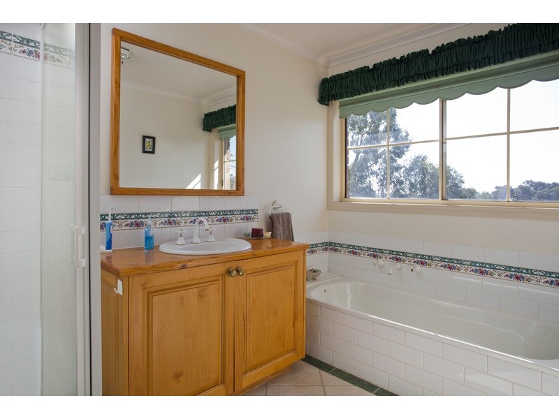 4 Davey Close, Flora Hill VIC 3550
