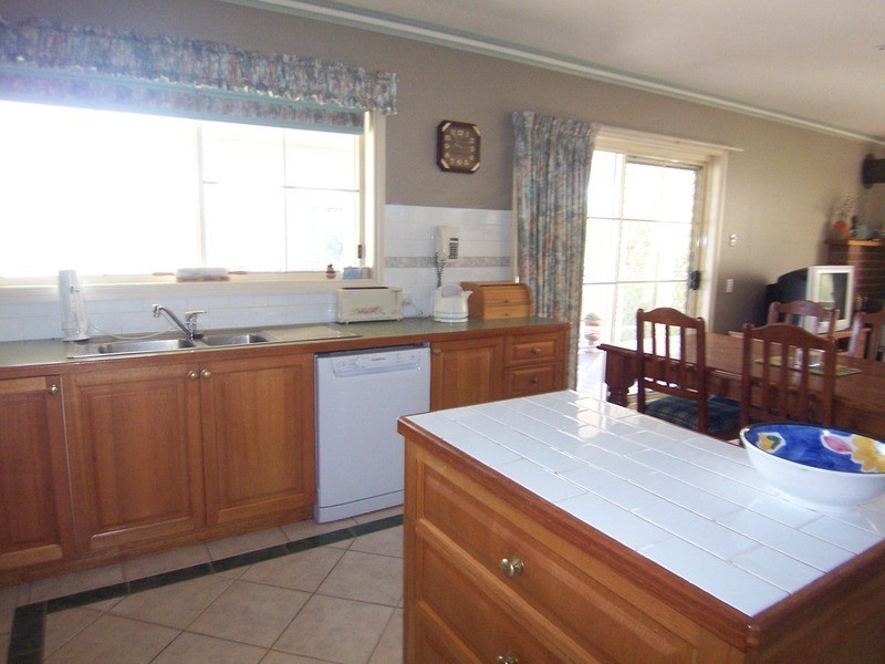 4 Davey Close, Flora Hill VIC 3550