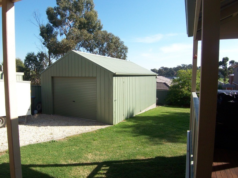 4 Davey Close, Flora Hill VIC 3550