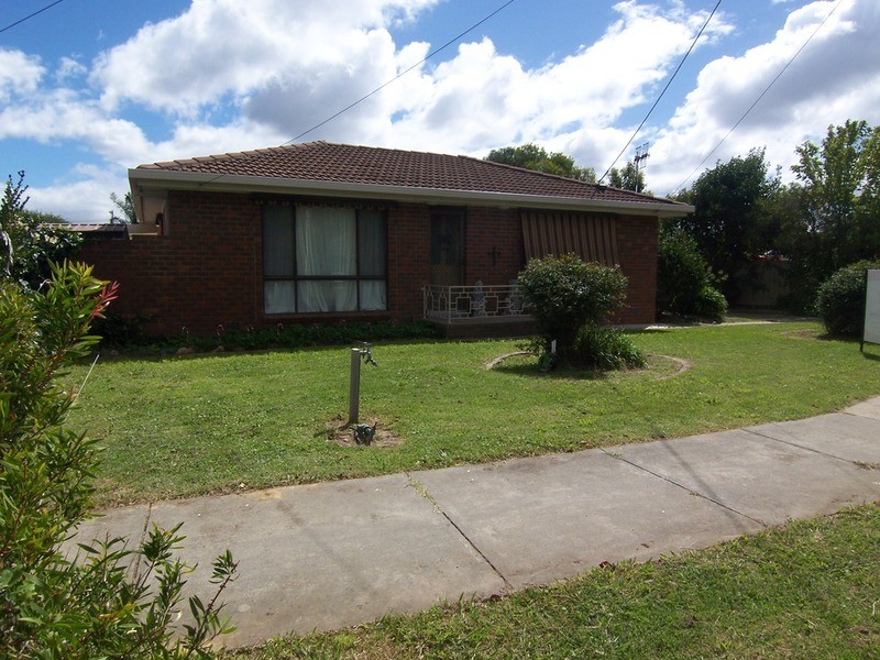 1/2 Beverley Street, Kangaroo Flat VIC 3555