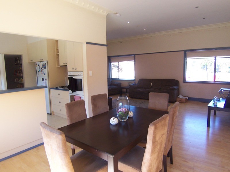 8 Margaret Crescent, Flora Hill VIC 3550