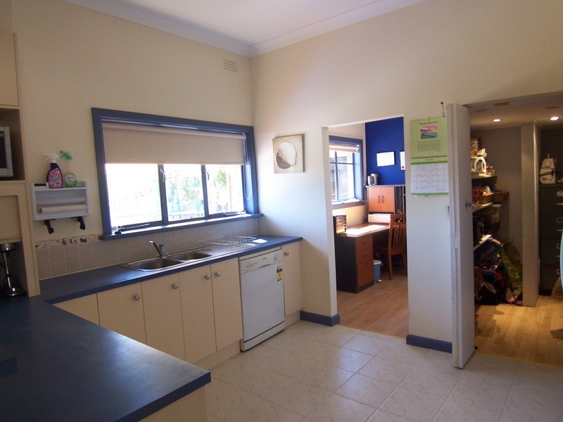 8 Margaret Crescent, Flora Hill VIC 3550