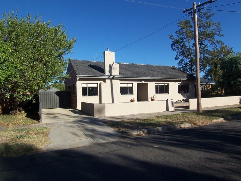 8 Margaret Crescent, Flora Hill VIC 3550