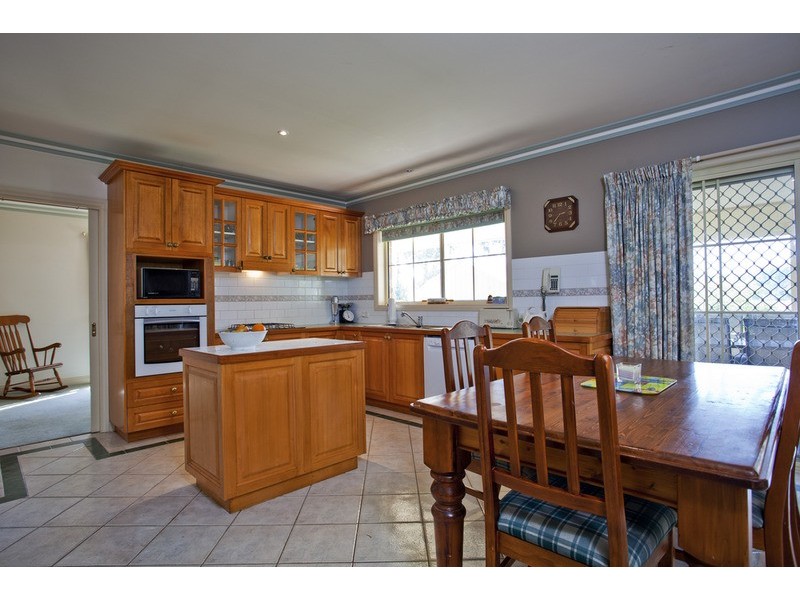 4 Davey Close, Flora Hill VIC 3550