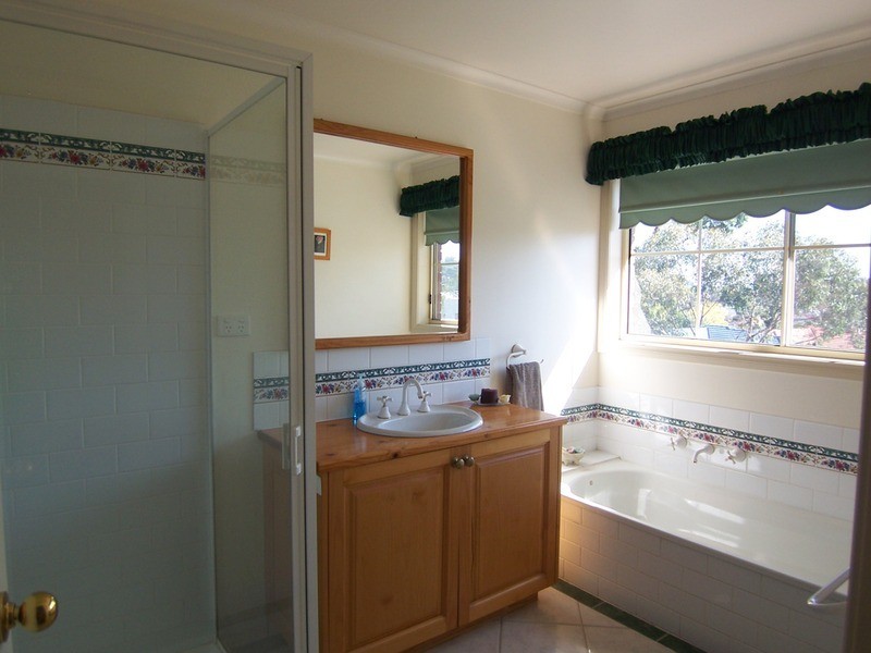 4 Davey Close, Flora Hill VIC 3550
