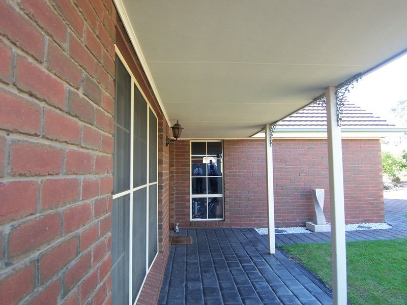 4 Davey Close, Flora Hill VIC 3550