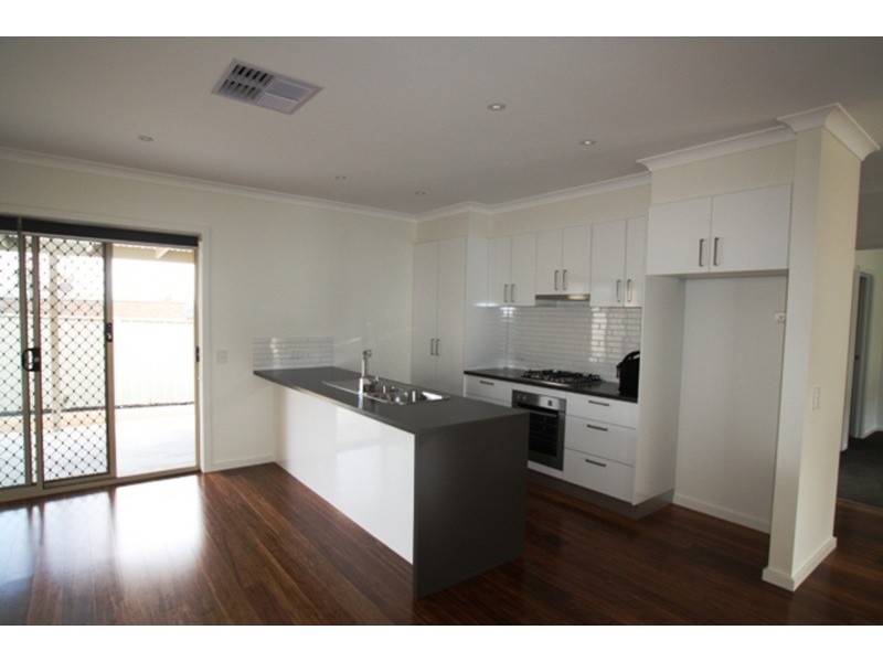 2/213 Aspinal  Street, Kangaroo Flat VIC 3555