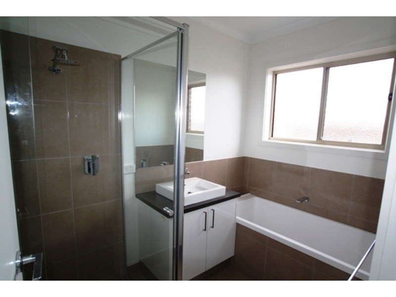 2/213 Aspinal  Street, Kangaroo Flat VIC 3555