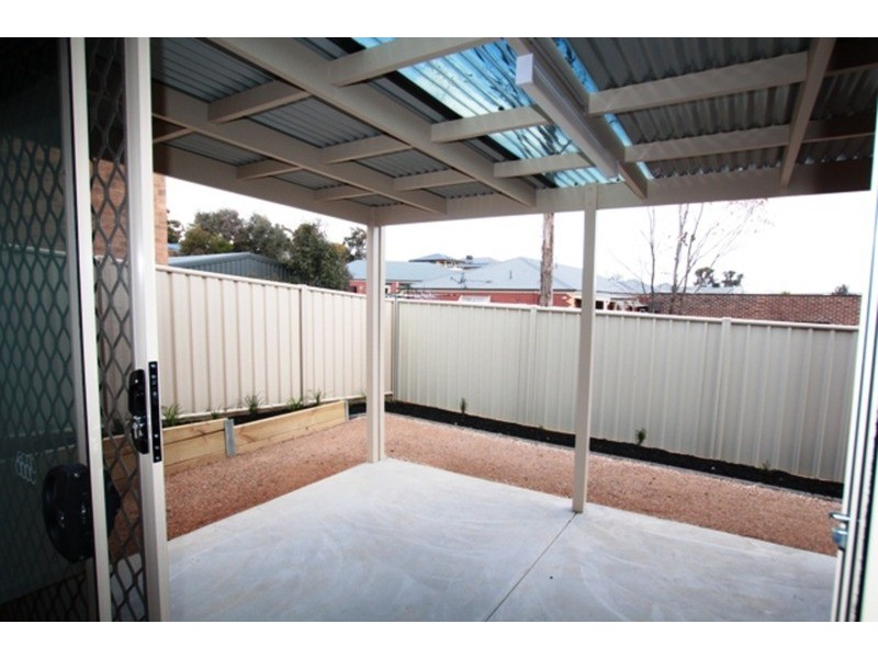 2/213 Aspinal  Street, Kangaroo Flat VIC 3555