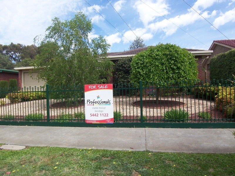 5 Herbert Avenue, Strathdale VIC 3550
