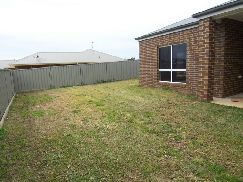 8 Emerald Avenue, White Hills VIC 3550