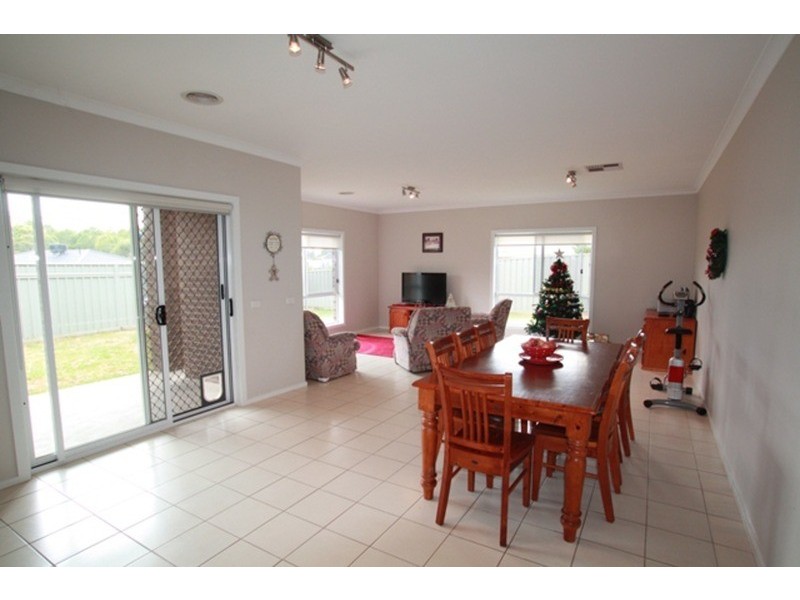 8 Emerald Avenue, White Hills VIC 3550