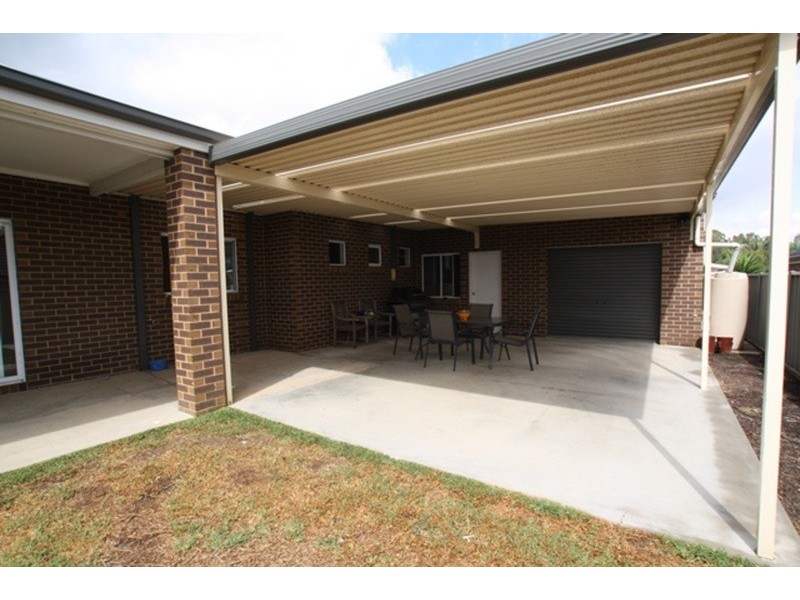 8 Emerald Avenue, White Hills VIC 3550