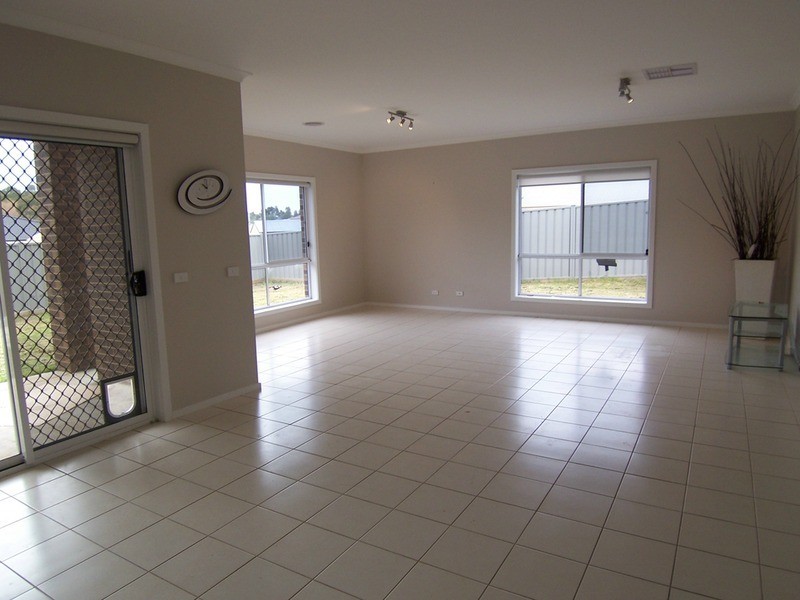 8 Emerald Avenue, White Hills VIC 3550