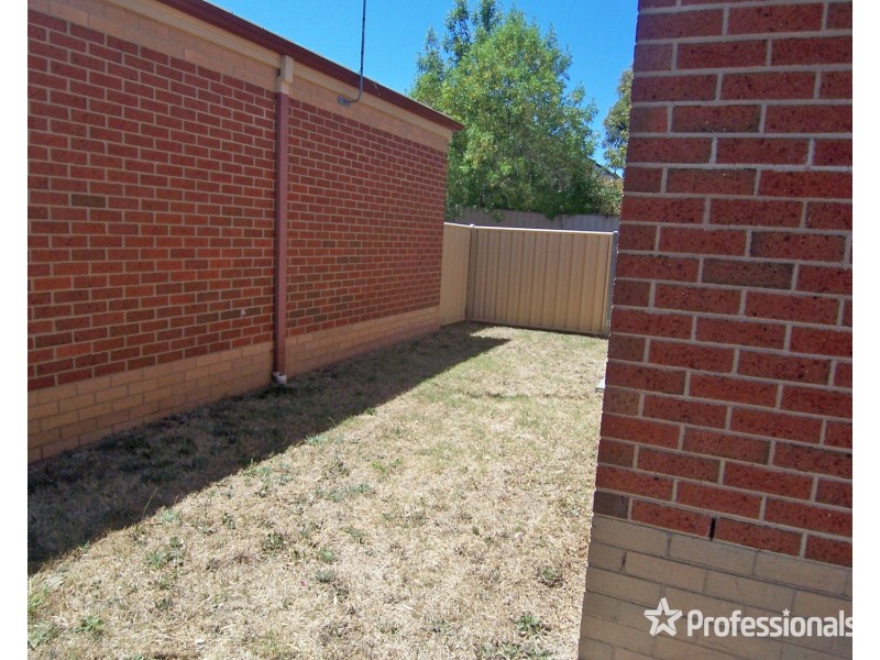 2/174 St Aidans Road, Kennington VIC 3550