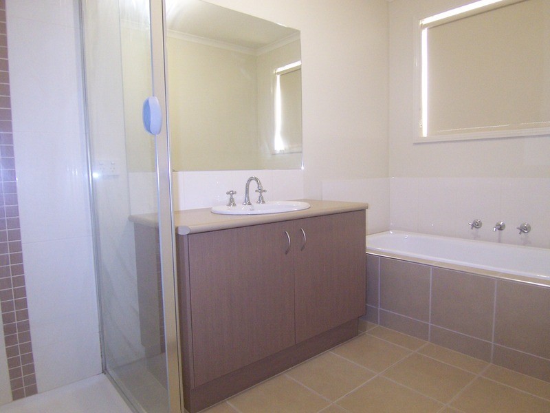 17a John  Street, Kangaroo Flat VIC 3555