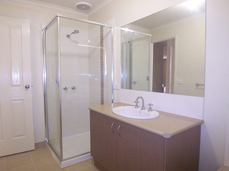 17a John  Street, Kangaroo Flat VIC 3555