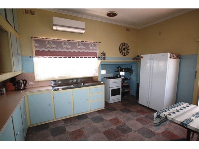 4 Wallace Avenue, Flora Hill VIC 3550