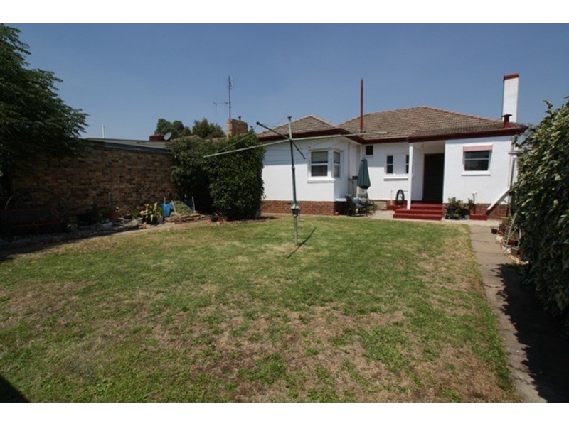 4 Wallace Avenue, Flora Hill VIC 3550