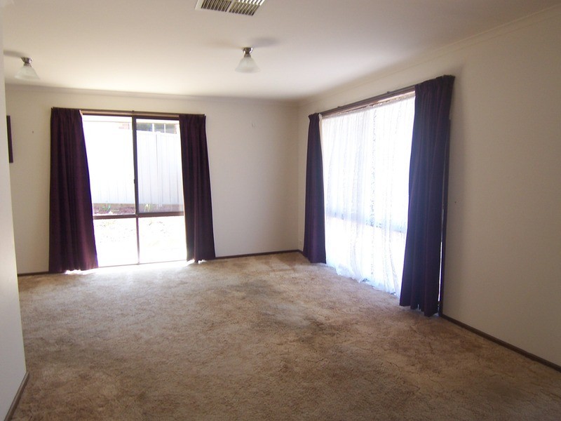 4 Seaton Grove, Golden Square VIC 3555