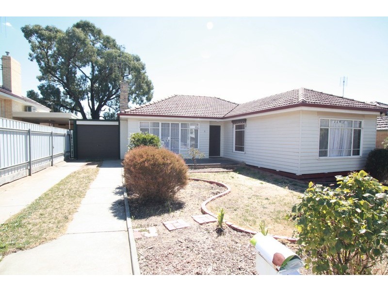 8 Woods Street, Kennington VIC 3550