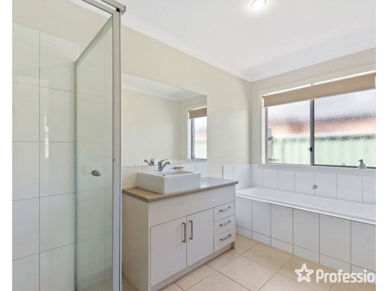 13 Triplett Avenue, Ascot VIC 3551