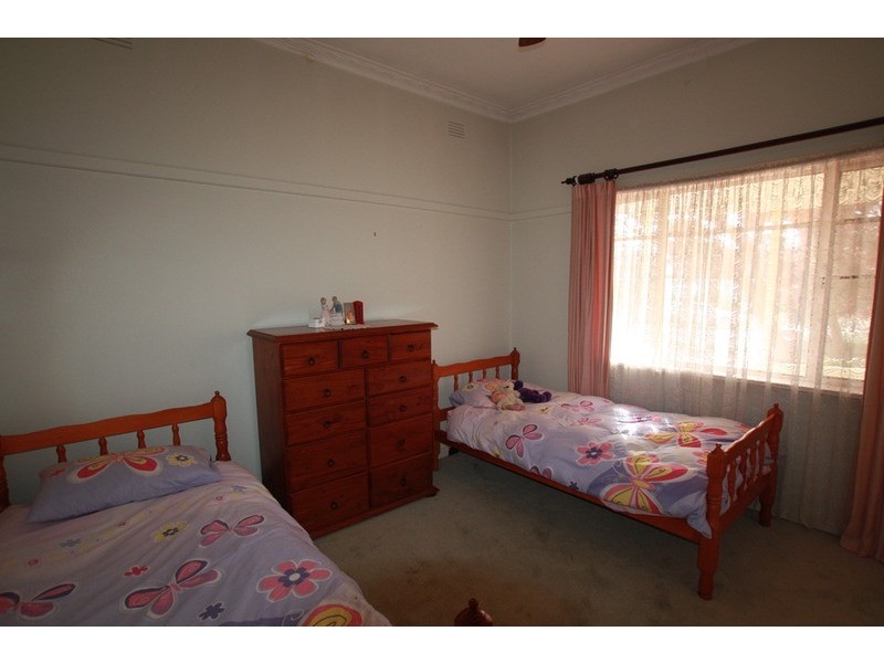 1 Wallace Avenue, Flora Hill VIC 3550