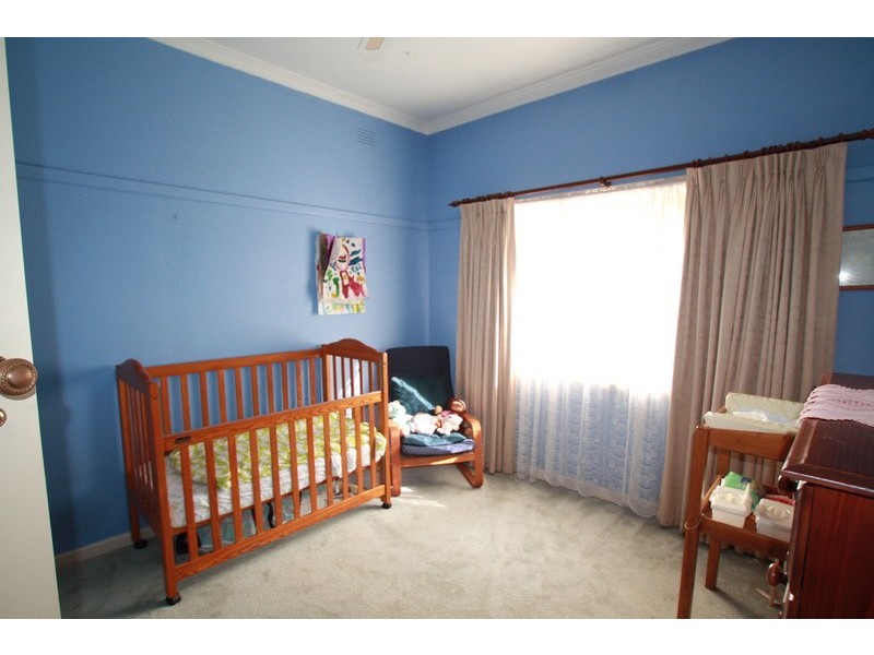 1 Wallace Avenue, Flora Hill VIC 3550