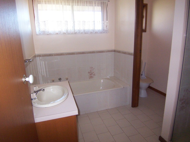 15 Barton Court, Flora Hill VIC 3550