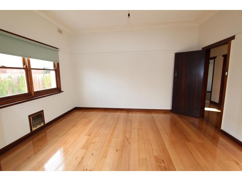 4 Wallace Avenue, Flora Hill VIC 3550