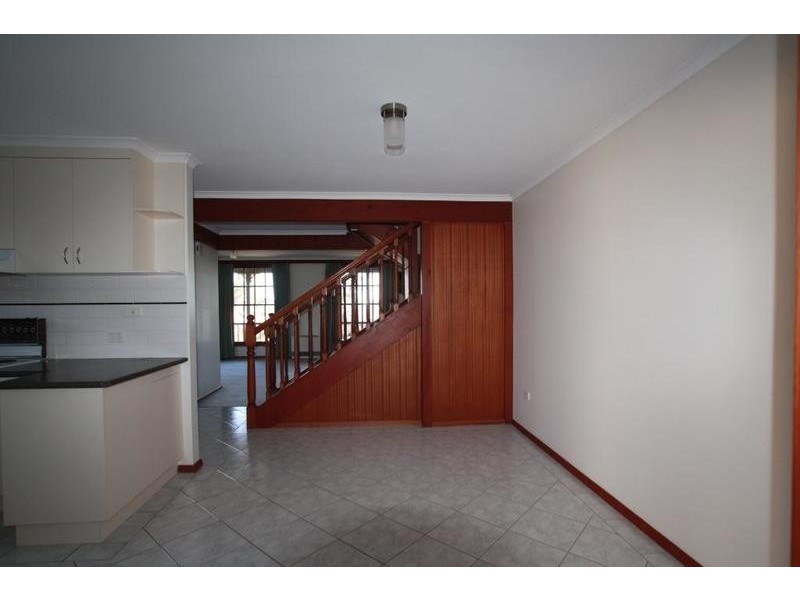 2/1 Kooyong Close, Kennington VIC 3550
