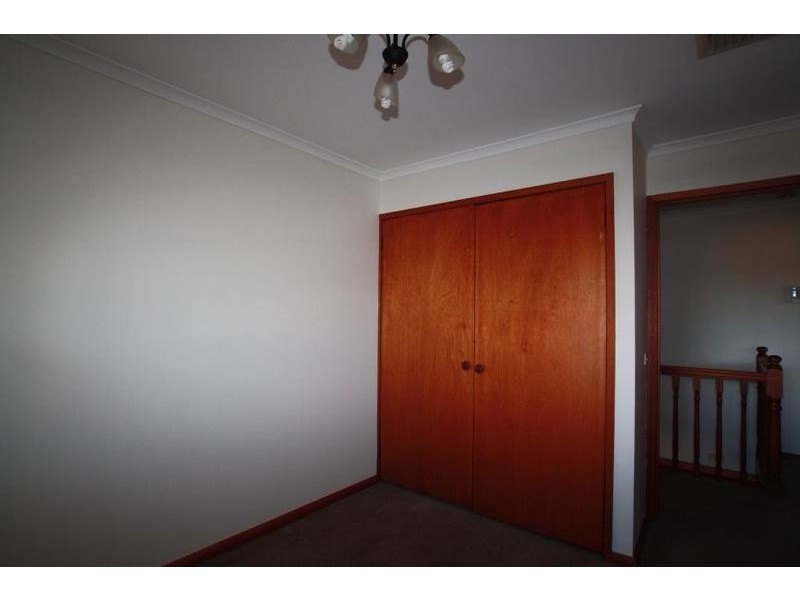 2/1 Kooyong Close, Kennington VIC 3550