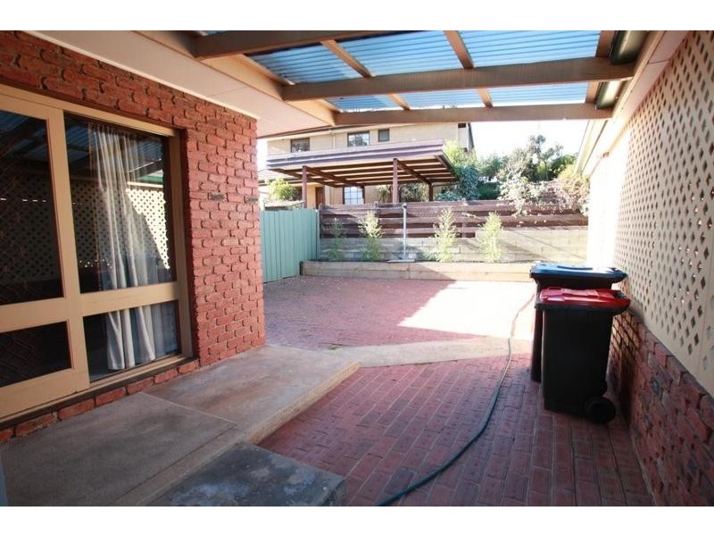 2/1 Kooyong Close, Kennington VIC 3550