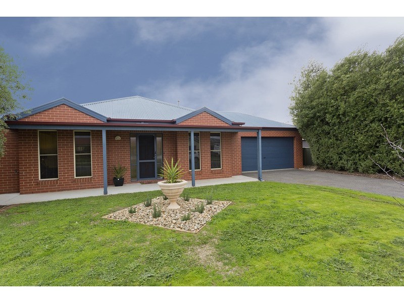 33 Cassandra Crescent, Epsom VIC 3551