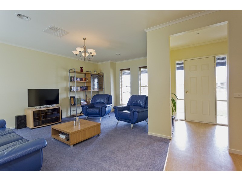 33 Cassandra Crescent, Epsom VIC 3551