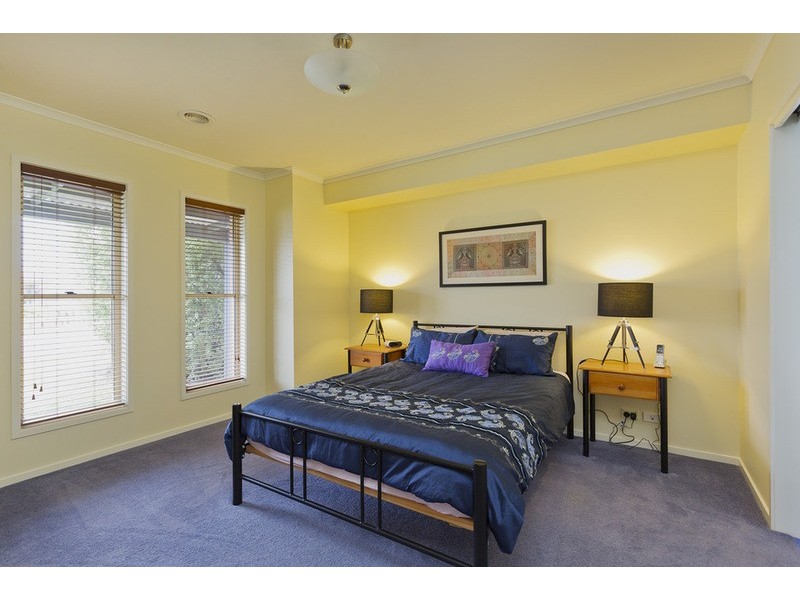 33 Cassandra Crescent, Epsom VIC 3551