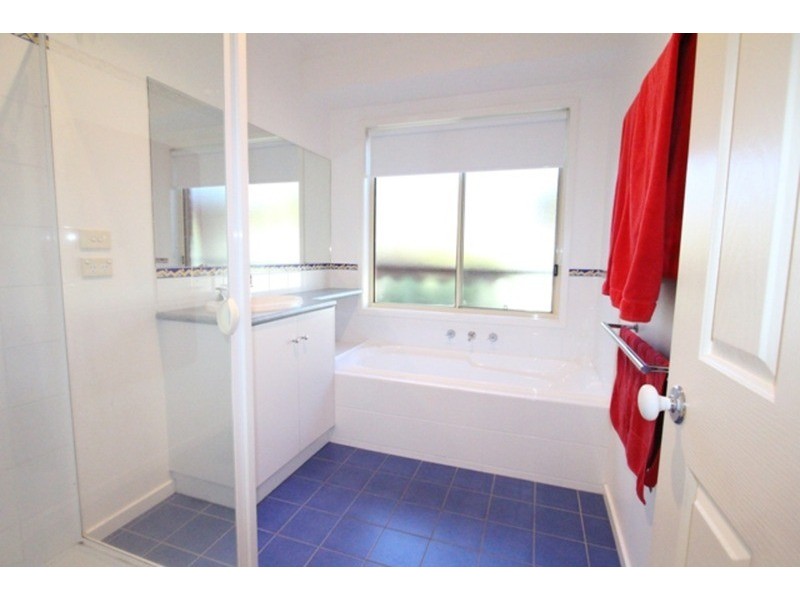 33 Cassandra Crescent, Epsom VIC 3551