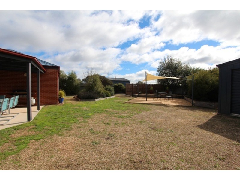 33 Cassandra Crescent, Epsom VIC 3551