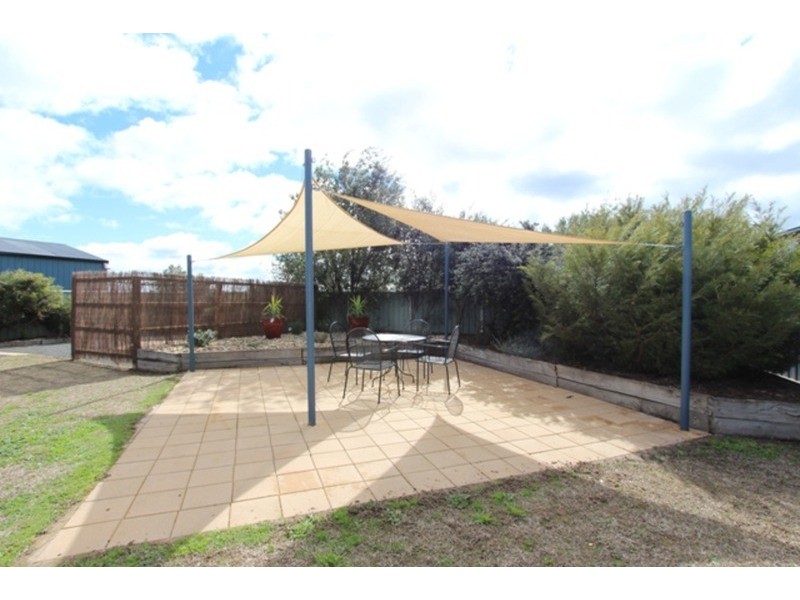 33 Cassandra Crescent, Epsom VIC 3551