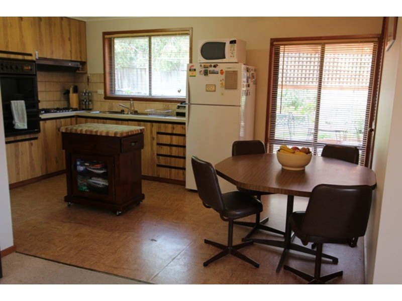 2/27 Woodbury Street, Strathdale VIC 3550