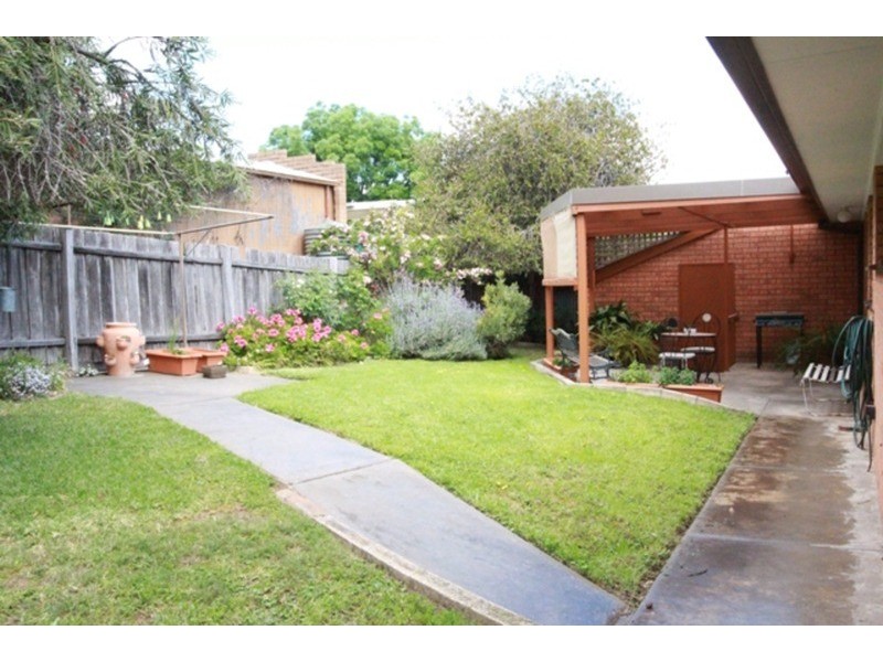 2/27 Woodbury Street, Strathdale VIC 3550