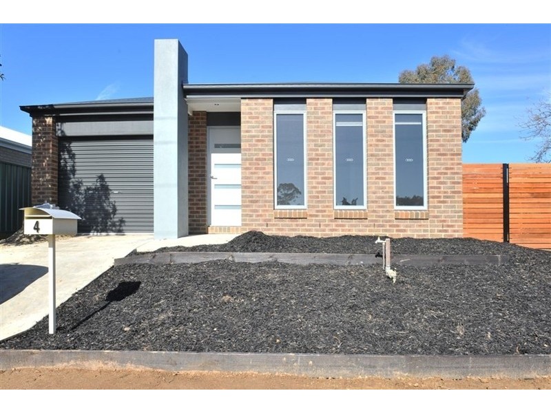 4 Cross Street, Kangaroo Flat VIC 3555