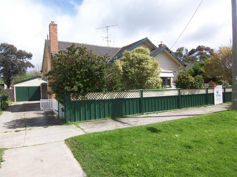 9 Royal Avenue, Flora Hill VIC 3550