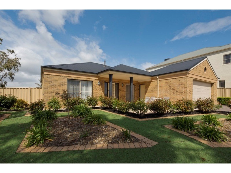 4 Devon  Close, Strathdale VIC 3550