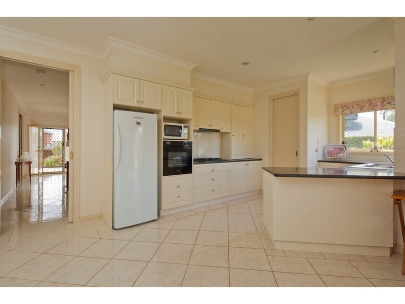 4 Devon  Close, Strathdale VIC 3550