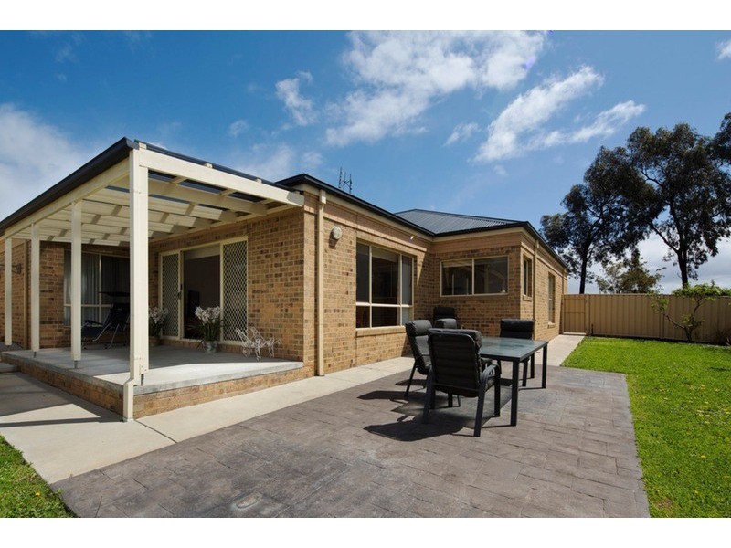 4 Devon  Close, Strathdale VIC 3550