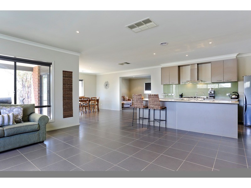 106 Amara Way, Kangaroo Flat VIC 3555