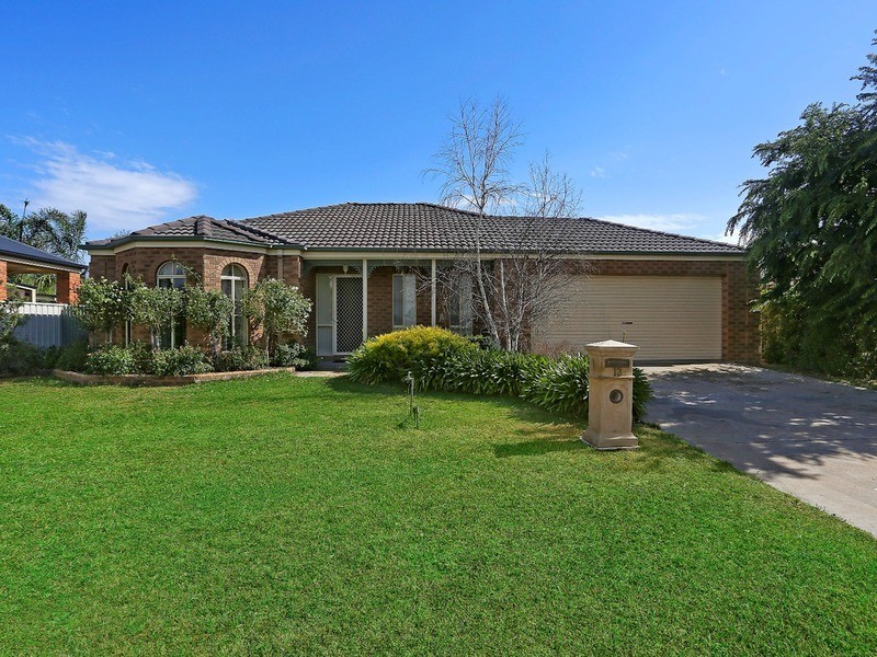 13 Cassandra Crescent, Epsom VIC 3551