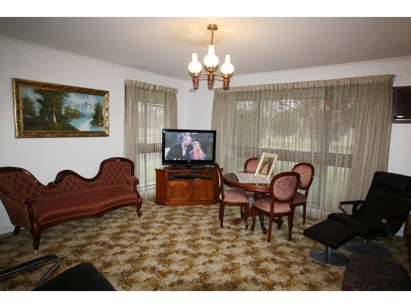 8 Chiffley Avenue, Kangaroo Flat VIC 3555