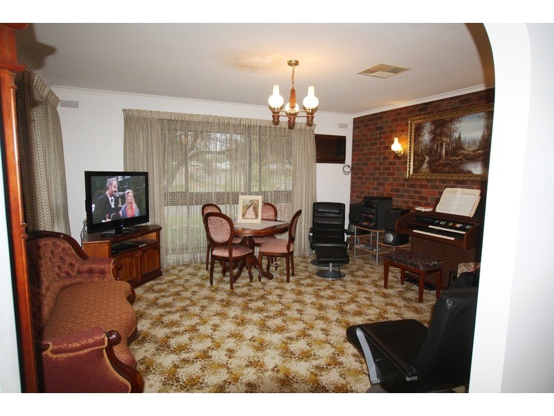 8 Chiffley Avenue, Kangaroo Flat VIC 3555